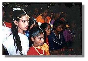 Hausangestellte bei einer Versammlung